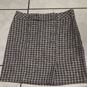 Classic Houndstooth Skirt in Gray and White